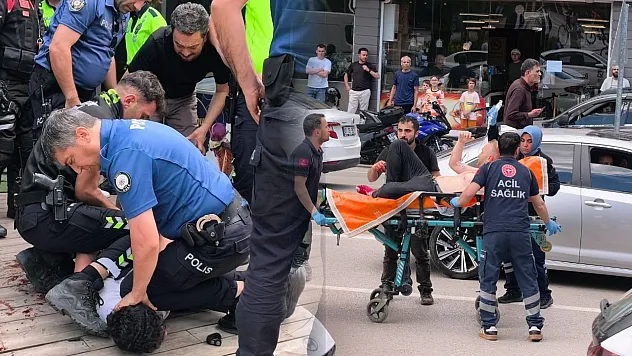 Yol kavgasında kan aktı: 1'i ağır 4 kişi bıçakla, 1 polis memuru arbede sonucu yaralandı