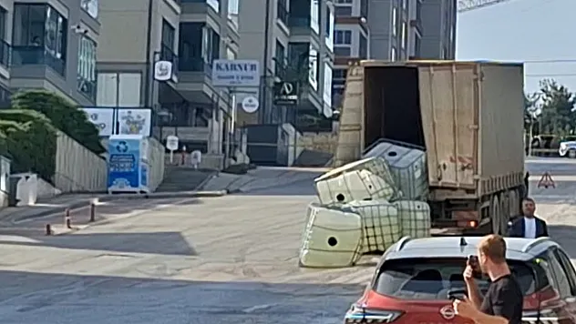 Yola dökülen asit mahalleyi kapattırdı