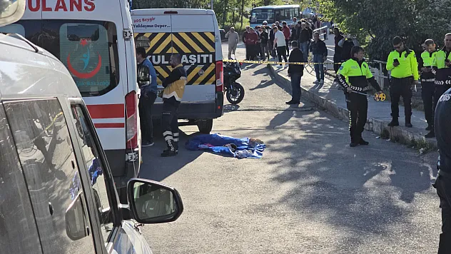 Yola fırlayan 3 yaşındaki çocuk servis aracının altında can verdi