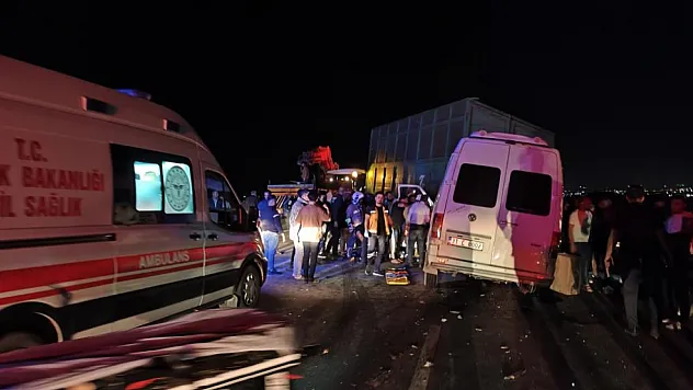 Yolcu minibüsü traktöre çarptı: 15 yaralı