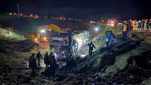 Yolcu otobüsü devrildi: 4 ölü, çok sayıda yaralı