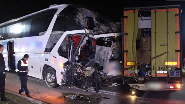 Yolcu Otobüsü Tıra Çarptı: 11 Yaralı