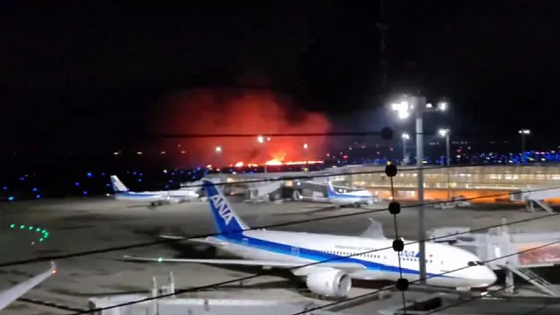 Yolcu uçağı alev aldı: 379 kişi tahliye edildi