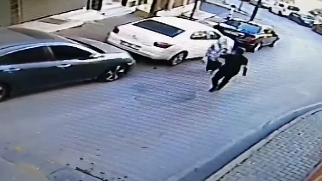 Yolda yürüyen kadının ensesine vurup kaçtı