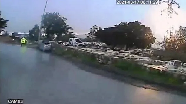 Yüksek gerilim hattına yıldırım isabet etti, o anlara kameraya yansıdı