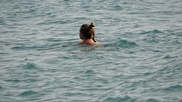 Yüksek kesimlerine kar yağarken, Antalya'nın sahillerinde deniz keyfi