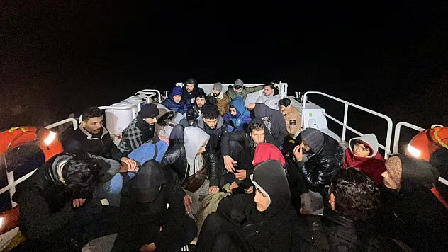 Yunanistan'ın ölüme terk ettiği 57 düzensiz göçmen kurtarıldı