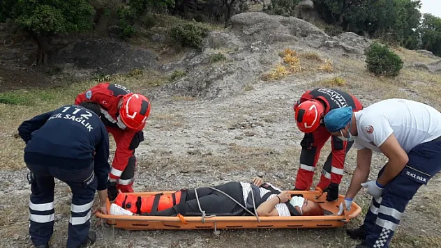 Yürüyüş yaparken ayağını kırdı