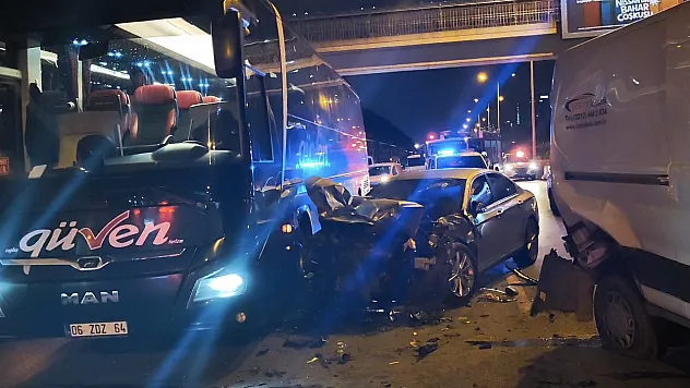 Zincirleme kaza: Alkollü sürücü otobüse çarparak durabildi