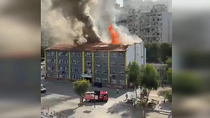 Okul çatısında çıkan yangın