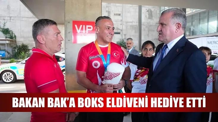 Bakan Bak'a Boks Eldiveni Hediye Etti