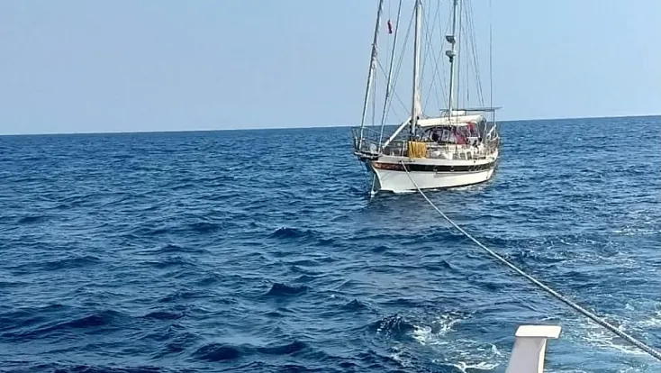 Fethiye açıklarında sürüklenen teknedeki 6 kişi kurtarıldı