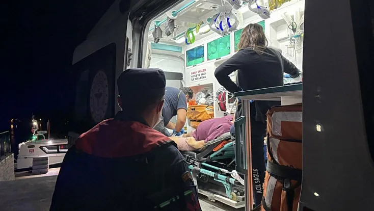 Fethiye’de özel teknede yaralanan vatandaşa denizden tahliye edildi