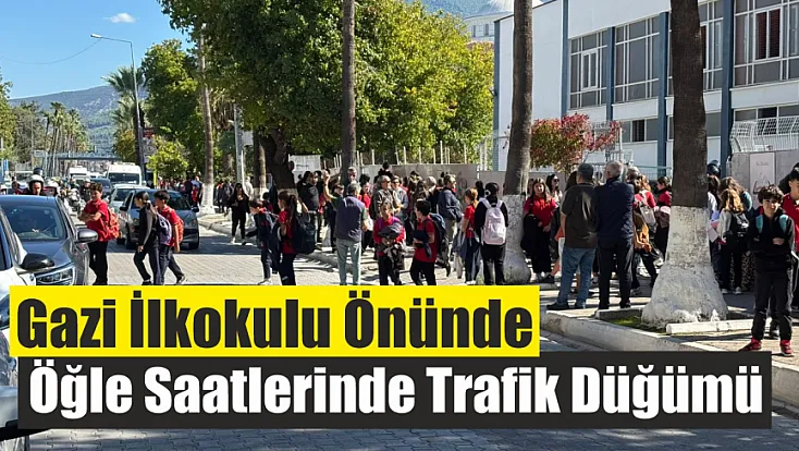 Gazi İlkokulu önünde öğle saatlerinde trafik düğümü