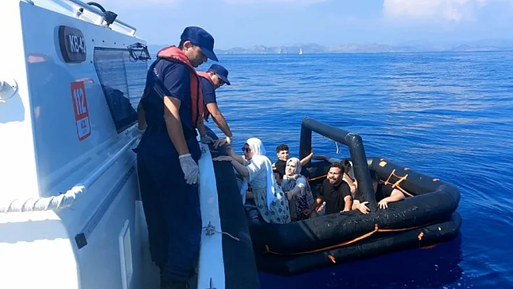 Marmaris açıklarında Yunan sahil güvenlik 8 düzensiz göçmeni Türk karasularına geri itti