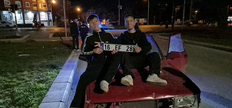 200 bin TL ceza yiyen sürücünün arkadaşları araç önünde plaka ile kameralara poz verdi
