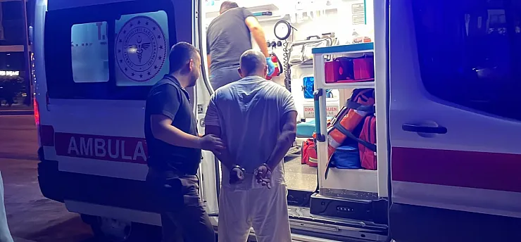 Alanya'da çatıya çıkan adamı polis ikna etti