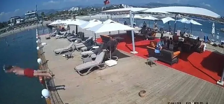 Alanya'da iskeleden sığ suya balıklama atlayan adam hayatını kaybetti