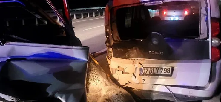 Alanya'da kamyonet park halindeki otomobile çarptı: 1 yaralı