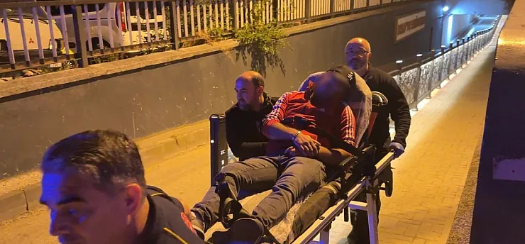 Alkollü şahıs, ayağa kalkamayınca sedyeyle taşındı