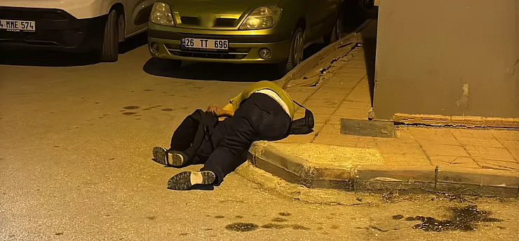 Alkollü şahıs kaldırımda sızdı, telefonundaki müzik çalmaya devam etti