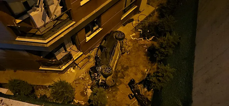 Alkollü sürücü binaya çarptıktan sonra bahçeye uçtu: 2 yaralı