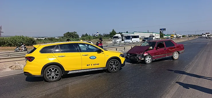 Alkollü sürücü önce bariyerlere, ardından seyir halindeki taksiye çarptı