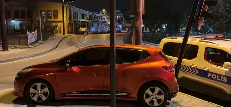 Alkollü sürücü, polis uygulamasından kaçarken trafik lambasına çarptı