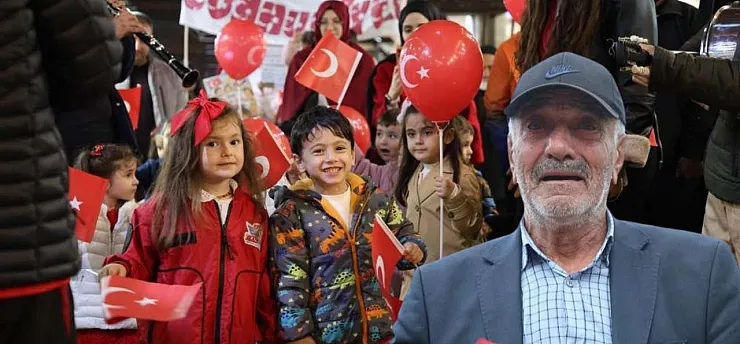 Anaokulu öğrencileri 'Ölürüm Türkiyem' şarkısını söyledi, yaşlı adam gözyaşı döktü