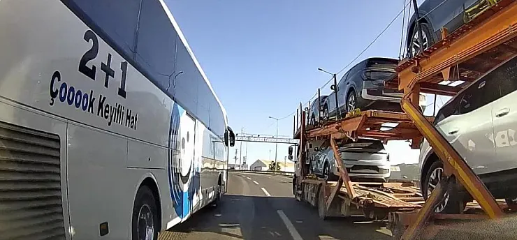 Ani şerit değişikliği faciaya davetiye çıkardı: Kazaya ramak kala