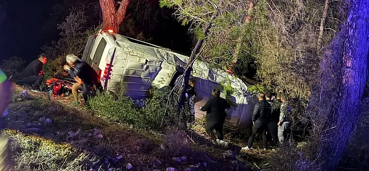 Antalya'da dağcıları taşıyan minibüs şarampole devrildi: 15 yaralı