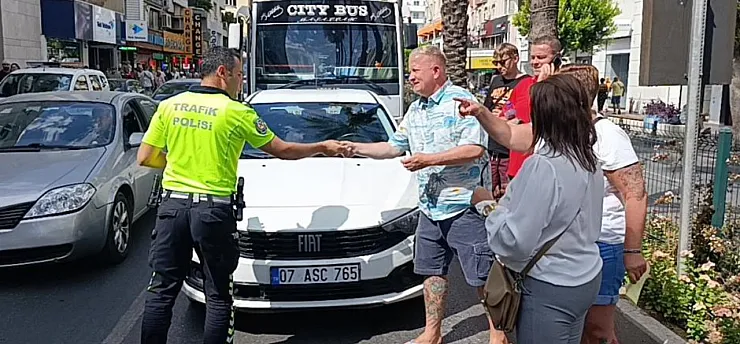 Antalya'da kazada haklı olduklarını anlatamayan turistlere vatandaşlar sahip çıktı