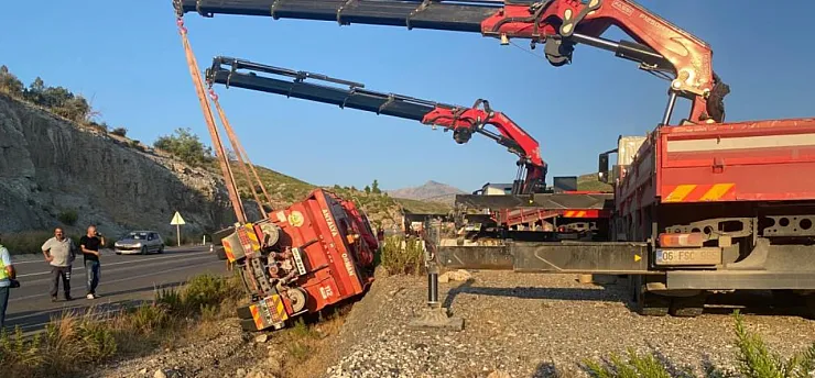 Antalya'da orman yangınına giden su ikmal aracı devrildi