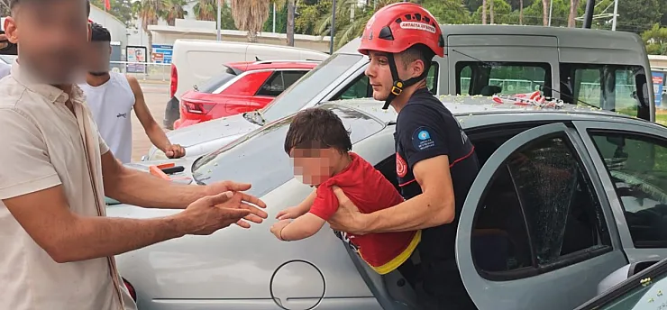 Antalya'da otomobilde kilitli kalan çocuğu itfaiye kurtardı