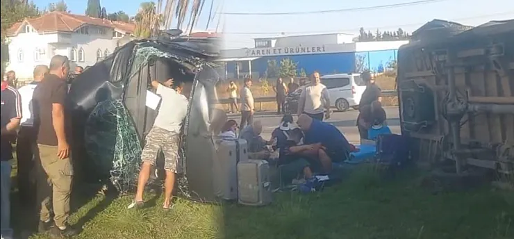 Antalya'da tur minibüsü, kamyonet ve otomobil çarpıştı: 15'i turist 17 yaralı