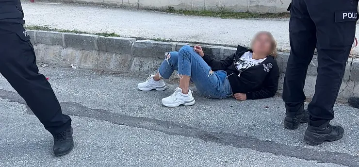 Araçların önüne atlayıp polise saldırmaya çalışan kadın adliyeye sevk edildi