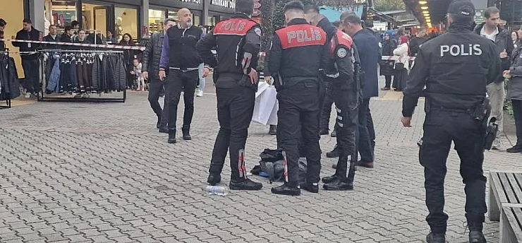 AVM'de silahı ateş alınca kendini vurdu