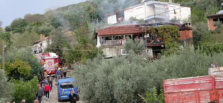 Benzin ile ocakta odun yakmak isterken evi yaktı