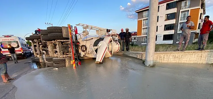 Beton Mikseri Devrildi: Sürücü Yaralandı