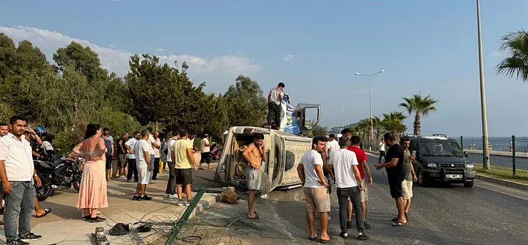 Bisiklete çarpmamak için manevra yapan araç yan yattı: 2 yaralı