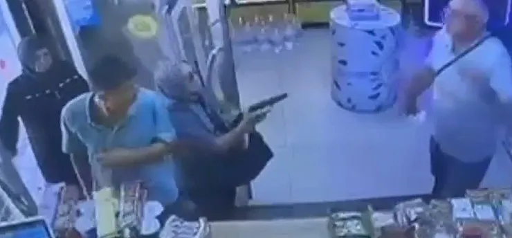 Boşanma aşamasındaki eşinin vurmak istediği adam silah tutukluk yapınca kurtuldu