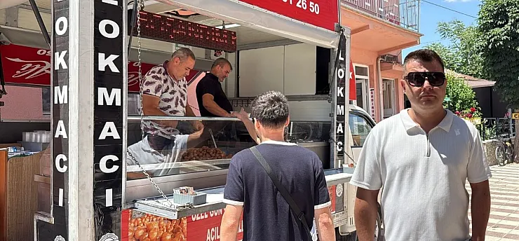 Boşanmasını lokma dağıtarak kutladı