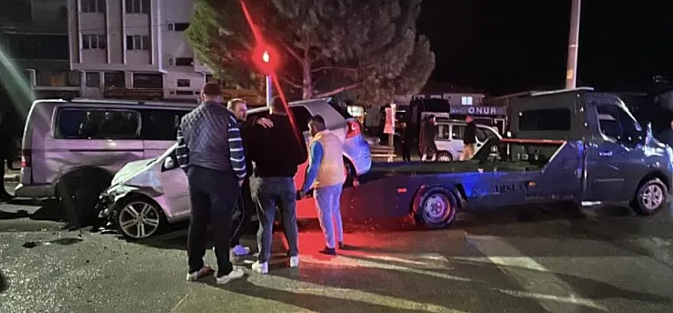 Burdur'da öğrenci servisi ile otomobil çarpıştı: 12 öğrenci hafif yaralı