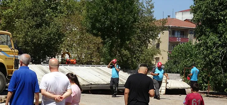 Çelik çatı işçilerin üzerine çöktü: 1'i ağır 2 yaralı
