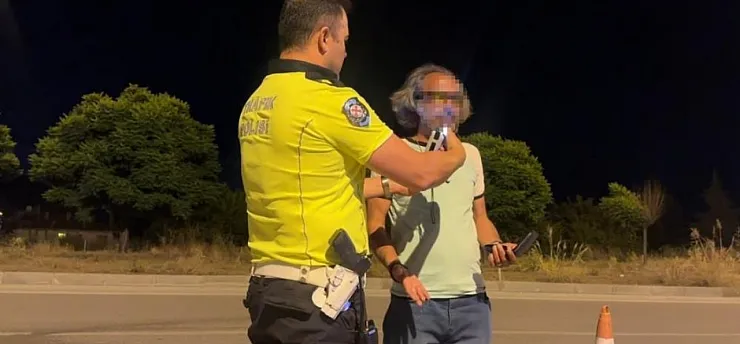 Denetim yapan polislere selam vermek için aracıyla yanlarına gitti, 3.28 promil alkollü çıktı