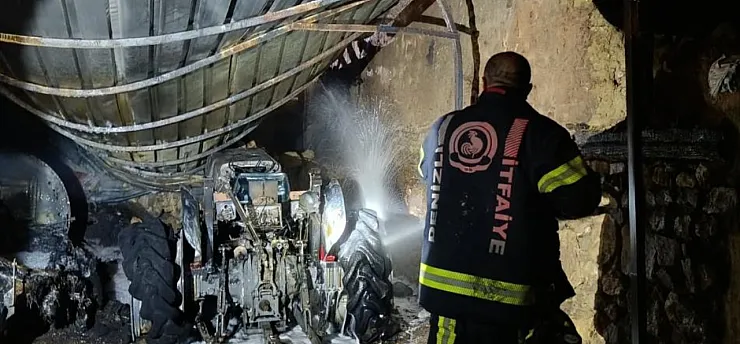 Denizli'de Yangın Paniği: Traktör ve İlaçlama Makinesi Kül Oldu