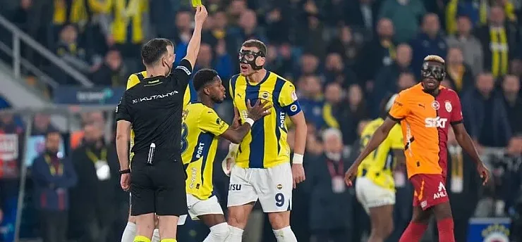 Derbilerde kartlar havada uçuşuyor