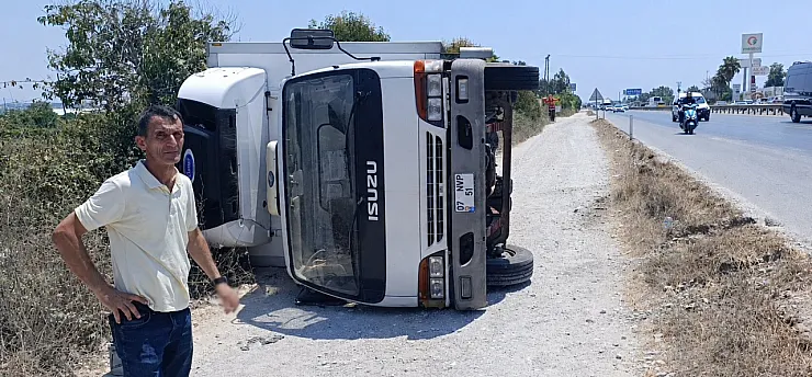 Devrilen kamyondan burnu kanamadan çıktı, aracının başında ekipleri bekledi