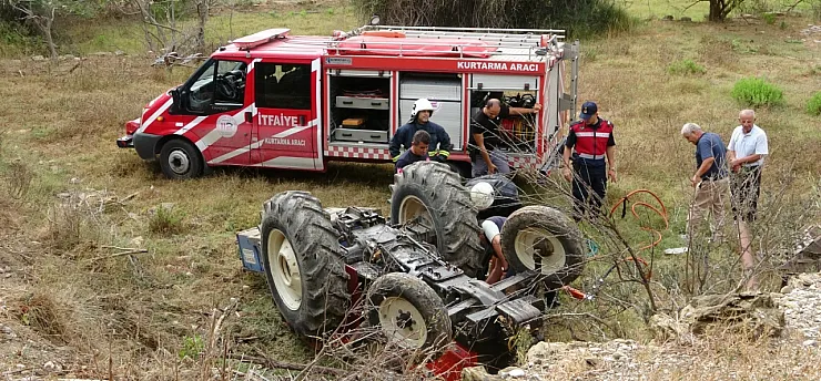 Devrilen traktörün altında kalan edebiyat öğretmeni hayatını kaybetti