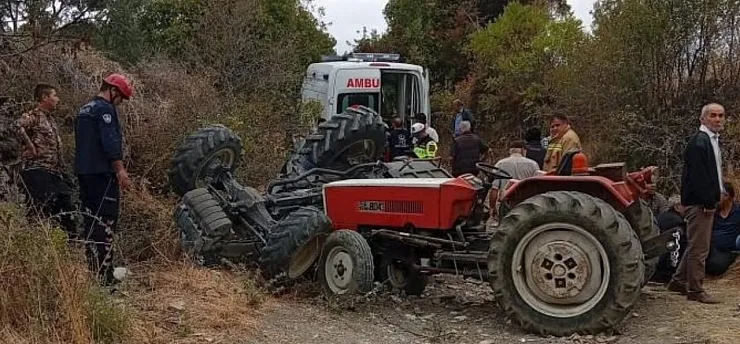 Devrilen traktörün altında kalan 2 kişi yaşamını yitirdi